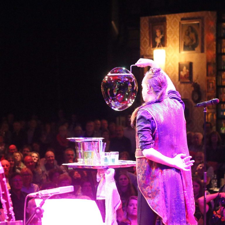 Seifenblasenshow Stephan Masur Event Der Künstler formt eine große Seifenblase vor einem Publikum.