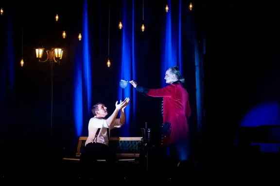 Principle Charakter narrative Seifenblasenshow Eine Szene aus einem Theaterstück mit zwei Darstellern auf der Bühne.